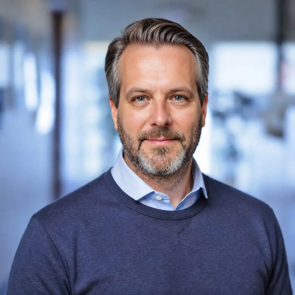 Confident man in office corridor (1)Alt